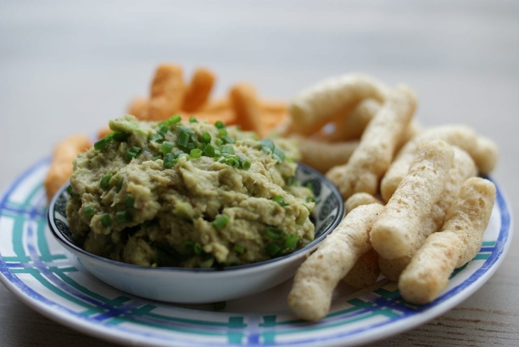 Avocado-Thunfisch-Dip mit LENTIL STICKS