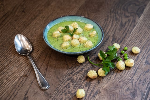 Erbsensuppe mit GREEN PEA BALLS Croutons